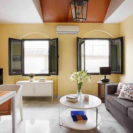 Apartamentos Mariscal Sevilla Exteriör bild