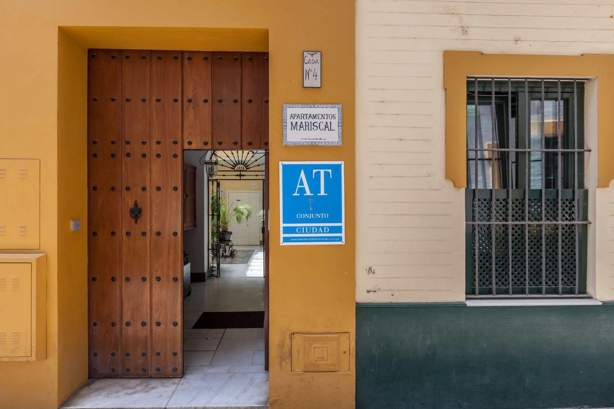 Apartamentos Mariscal Sevilla Exteriör bild