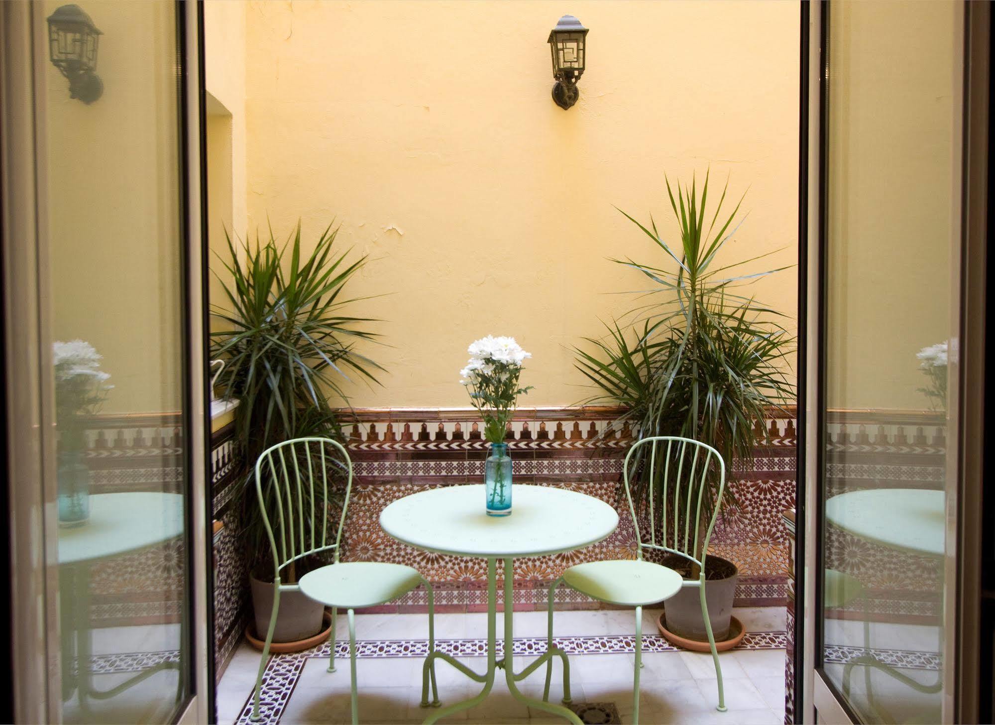 Apartamentos Mariscal Sevilla Exteriör bild